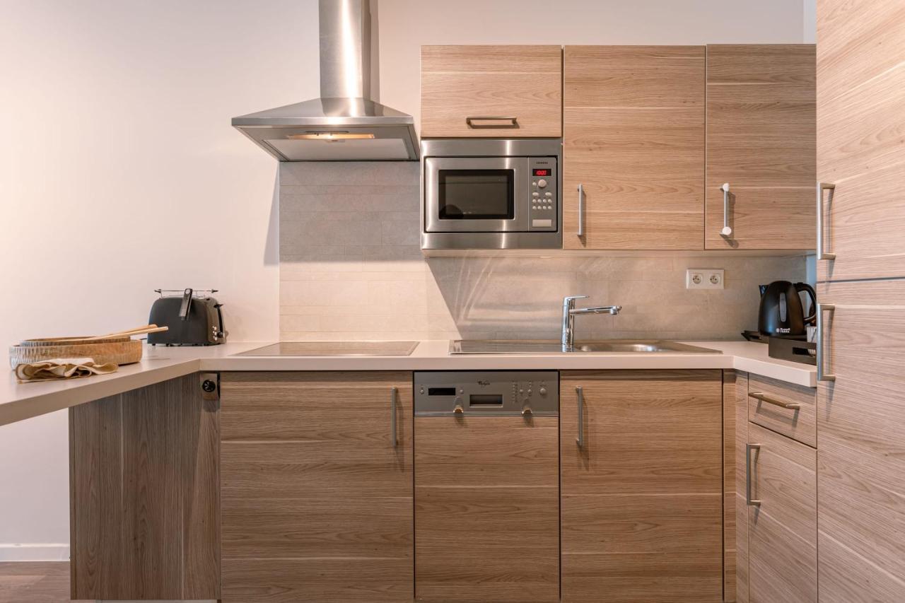 Completely Renovated Studio Located In Apartment *